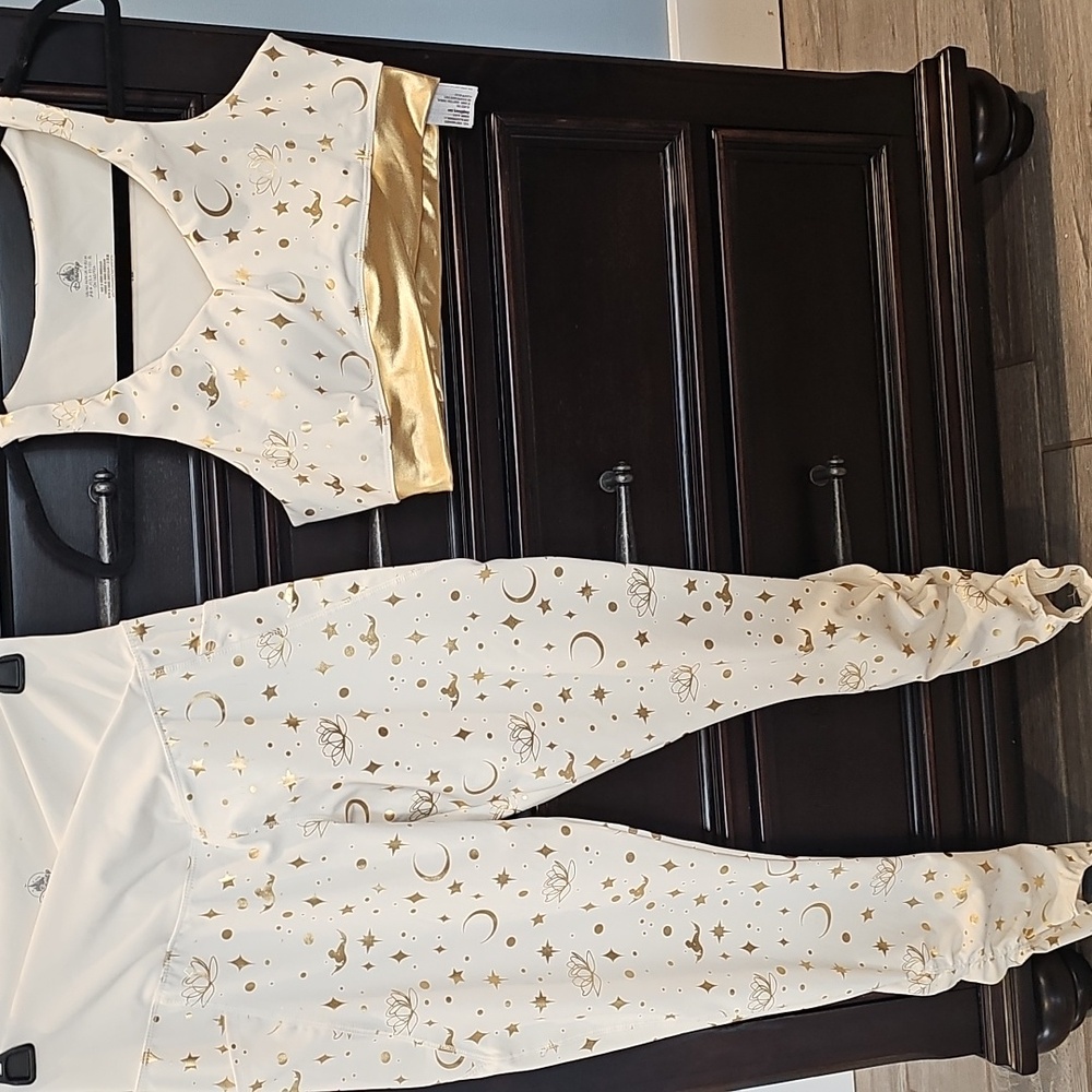 Disney Aladdin Cream Leggings & Gold-Accent Crop Top And Leggings/Stirrups